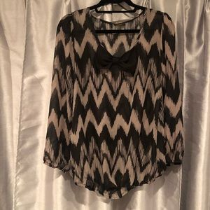 Maternity chevron top w/ bow Sz XL. D13
